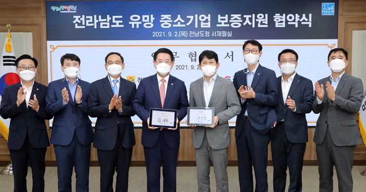 김영록 전라남도지사가 2일 도청 서재필실에서 유광열 SGI서울보증 대표와 전라남도-SGI서울보증 간 ‘전라남도 유망 중소기업 보증지원 협약식’을 갖고 있다./전남도