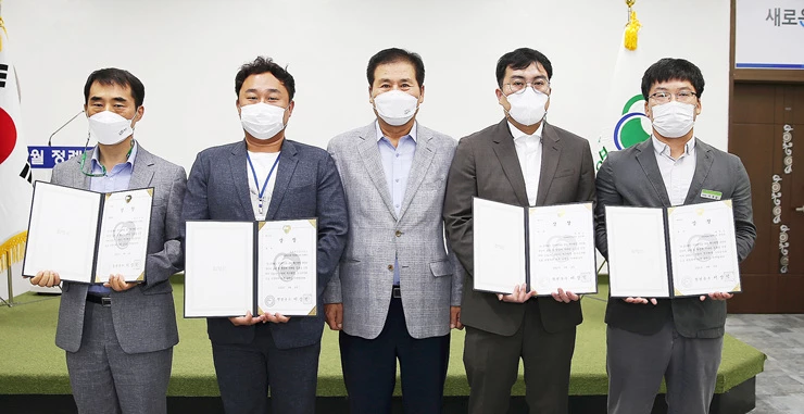 이상익 함평군수가 2021년 함평군 상반기 적극행정 우수공무원 수상자와 기념촬영을 하고 있다. 왼쪽부터 김광호 축수산과 가축위생팀장, 위대한 주무관, 이상익 함평군수, 송진현·서정균 주무관.