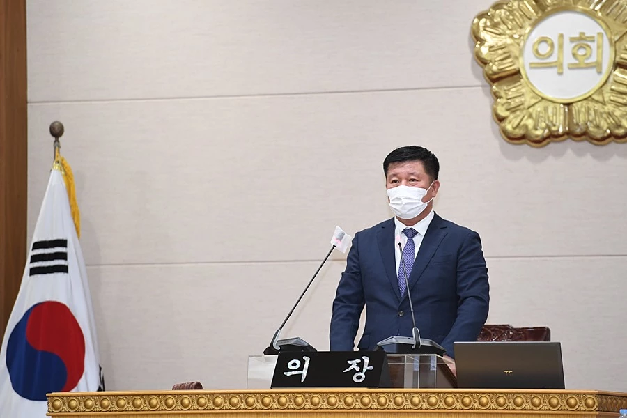 정덕영 의장이 제333회 임시회 제1차 본회의에서 ‘양주시 옥정지구 초등학교 설립 촉구 건의안’을 채택하고 있다 / 이하 양주시의회