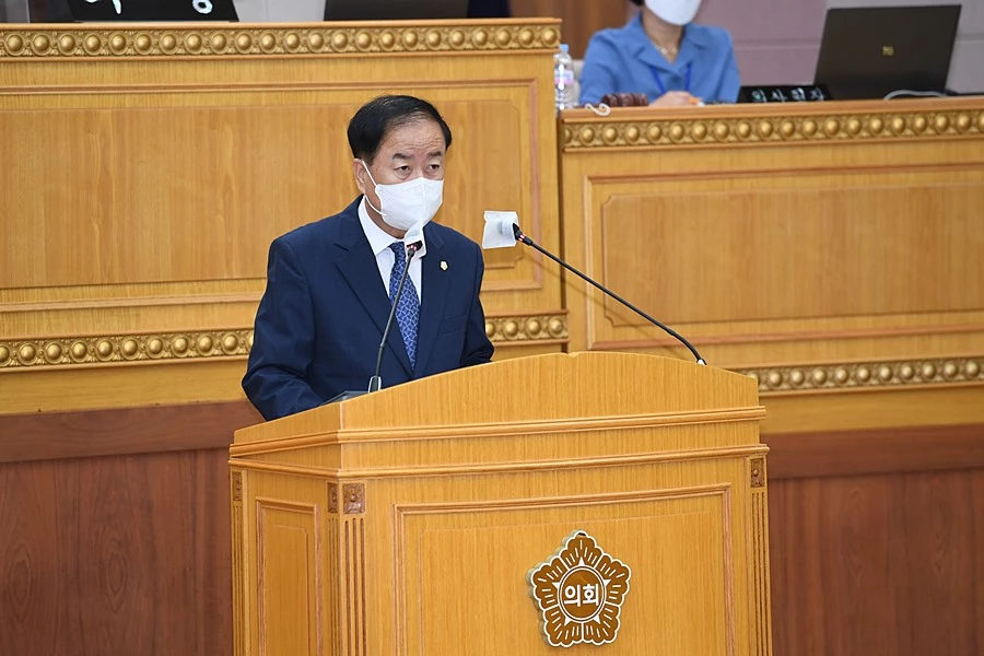 황영희 부의장이 제333회 임시회 제1차 본회의에서 ‘양주시 옥정지구 초등학교 설립 촉구 건의안’을 대표 발의하고 있다