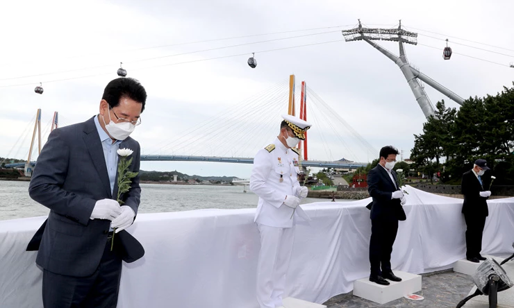 김영록 전라남도지사가 4일 ‘불멸의 명량! 호국의 울돌목!’이란 주제로 진도 울돌목과 해남 우수영 일원(해남~진도사이 해역)에서 열린 2021 명량대첩축제에서 참석자들과 명량대첩 호국영령에 대한 평화의 헌화를 하고 있다.