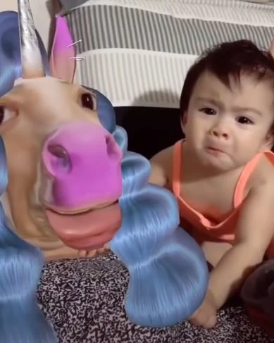 특히 사람이 말로 바뀌는 과정이 기괴하다. 어린 아이들은 대부분 울음을 터뜨린다.