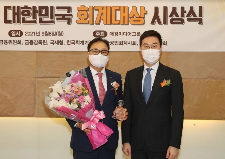 BNK금융그룹(회장 김지완)은 9월 6일, 서울 매경미디어센터에서 개최된 ‘제4회 대한민국 회계대상 시상식’에서 최우수상을 수상했다고 밝혔다.(사진 왼쪽부터 BNK금융지주 정성재 그룹전략재무부문장, 매일경제신문 장승준 대표이사 사장) / 사진제공=부산은행