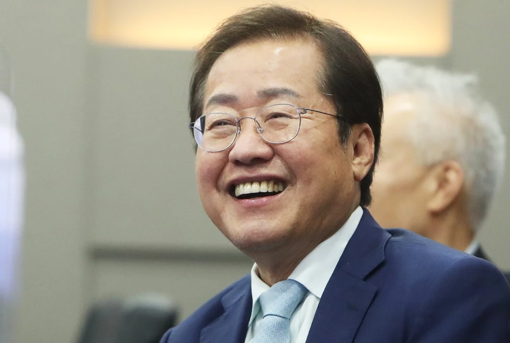 국민의힘 대권주자 홍준표 의원이 삼성 전자를 방문해 환하게 웃고 있다. / 연합뉴스