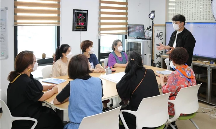 동서발전이 울산 중구 태화시장의 소상공인을 대상으로 일대일 맞춤형 교육을 지원하고 있다. / 사진제공=동서발전