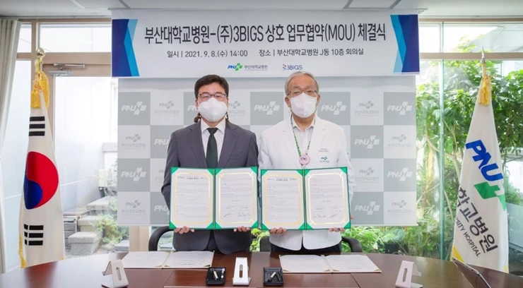 박준형 쓰리빅스 대표(왼쪽)와 이정주 병원장(오른쪽)이 지난 8일 업무협약을 체결하며 기념촬영을 하고 있다. / 사진제공=부산대병원