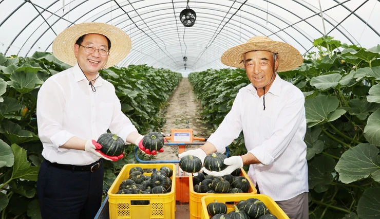 명현관 해남군수(왼쪽)와 농부가 미니단호박을 홍보하고있다.