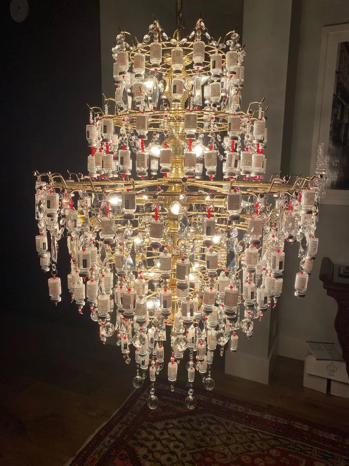 로라 와이즈가 만든 모더나 바이알 샹들리에 / 이하 Boulder County Public Health 페이스북