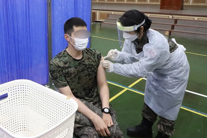백신 접종을 맞는 국군 장병