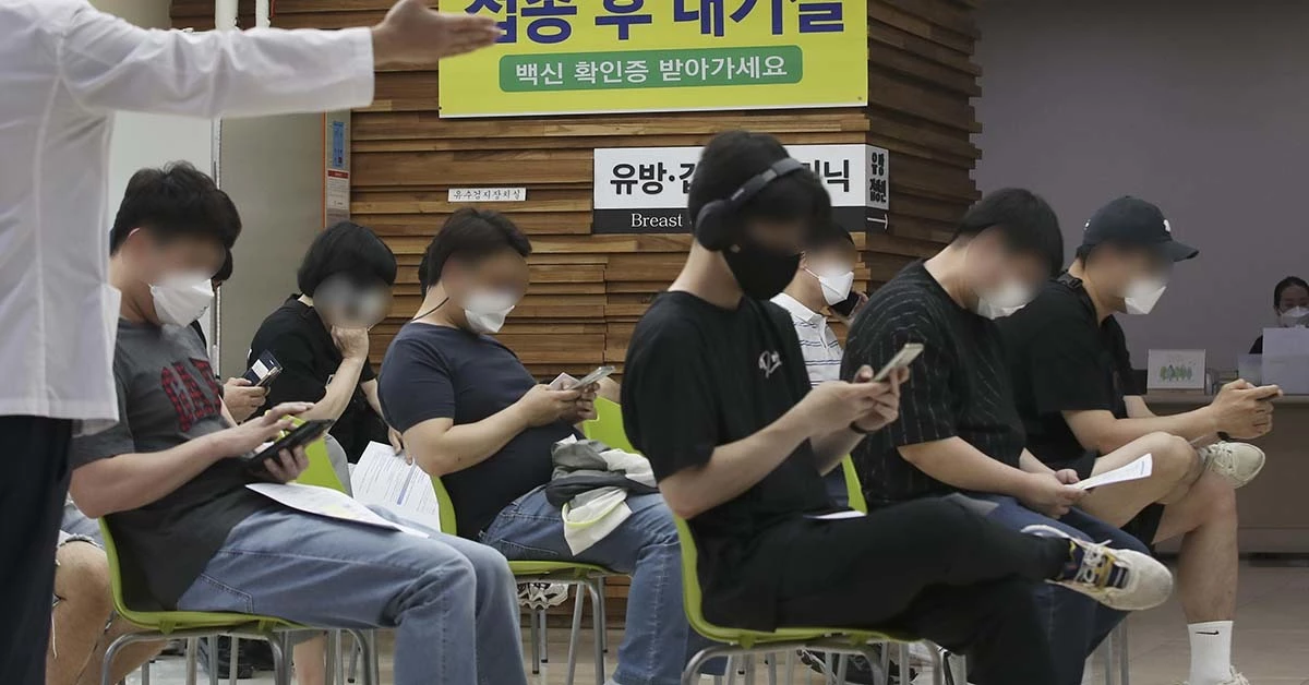 30세 이상 60세 미만 예비군과 민방위대원 등에 대한 얀센 백신 접종이 시작된 지난 6월 10일 오전 울산 남구 HM병원에서 얀센 백신 접종을 마친 시민들이 관찰실에서 대기하고 있다.