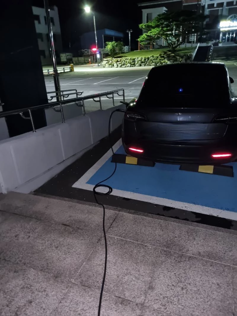 충전 중인 테슬라 / 이하 보배드림
