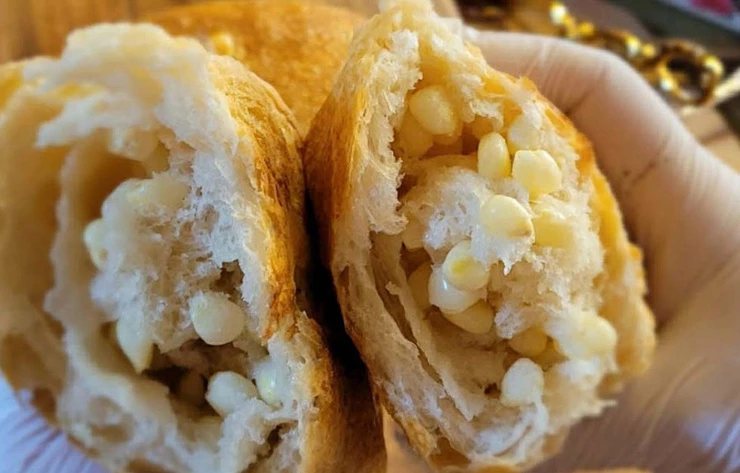 향토산업 육성 ‘여수 옥수수 농촌융복합산업화 사업’ 일환으로 여수시에서 창업지원을 받아 개발한 옥수수 천연발효 빵(여수시 웅천동 소재 빵집)