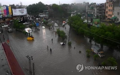 13일 폭우로 물에 잠긴 파키스탄 라호르 시내 / EPA 연합뉴스