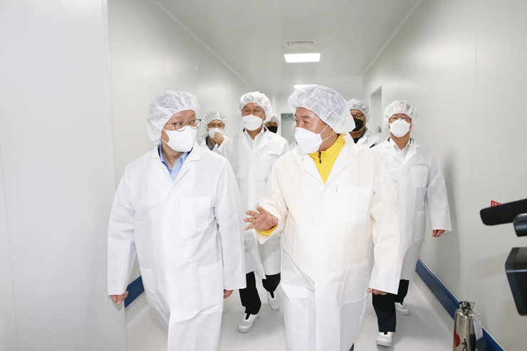 권칠승 중소벤처기업부 장관(왼쪽), 구충곤 군수(오른쪽)이 미생물실증지원센터를 방문, 생산라인을 둘러보고 있다.