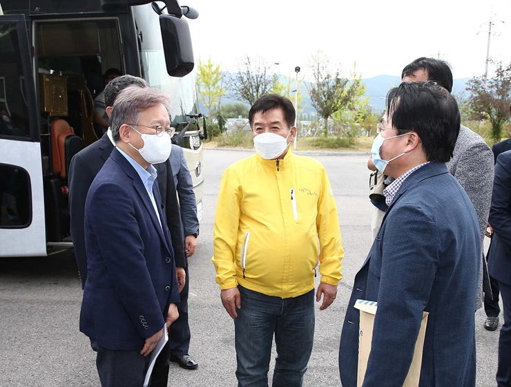 권칠승 중소벤처기업부 장관(왼쪽), 구충곤 군수(가운데)가 이야기를 나누고 있다.