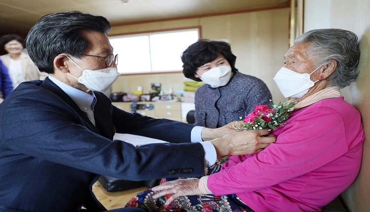 장수어르신 섬김봉사 / 고창군