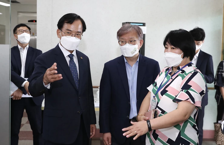 김삼호 광산구청장(왼쪽)이 14일 권칠승 중소벤처기업부 장관(가운데)과 광산구 발달장애인 특화사업장 건립 현장을 살펴보고 있다.