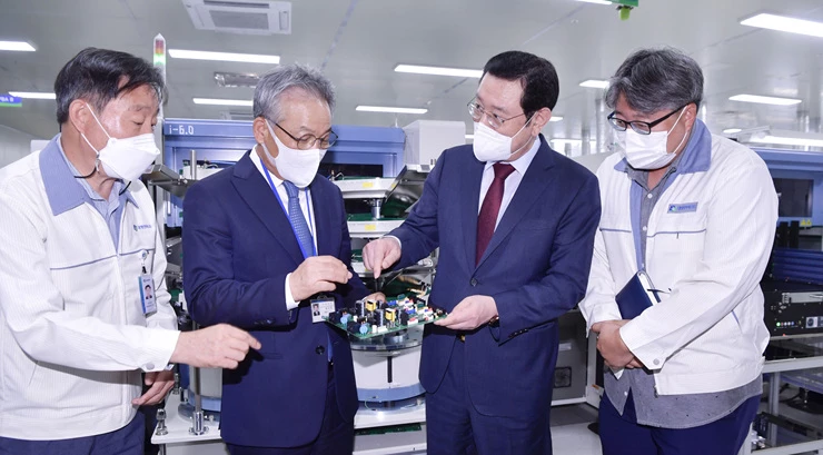 이용섭 광주광역시장이 14일 오전 광산구 평동산단 대영전자(주)를 방문해 백서재 대표 및 임직원 등과 간담회를 가진 뒤 공장 내부를 둘러보고 있다./광주광역시 제공