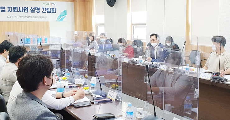 윤병태 전라남도 정무부지사가 14일 전남정보문화산업진흥원 2층 대회의실에서 열린 청년창업 지원사업 설명 간담회에서 인사말씀을 하고 있다./전남도