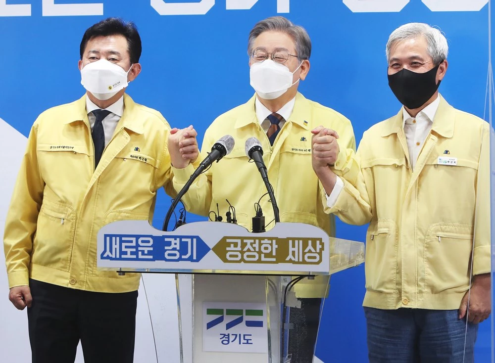 더불어민주당 박근철 대표의원, 이재명 경기도지사, 곽상욱 경기도시장군수협의회 회장 (왼쪽부터) / 뉴스1