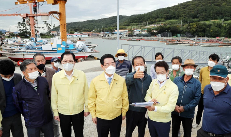 김영록 전라남도지사가 15일 오후 완도 당인리방파제를 방문, 어업인들을 격려하고 “제14호 태풍 ‘찬투’에 대비해 사전 예방활동에 철저히 해줄 것”을 당부하고 있다./전남도