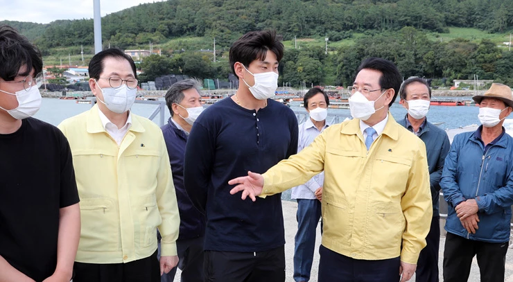 김영록 전라남도지사가 15일 오후 “제14호 태풍 ‘찬투’에 대비해 완도 당인리방파제를 방문, 전복과 김을 양식하고 있는 귀어청년들을 격려하고 있다.