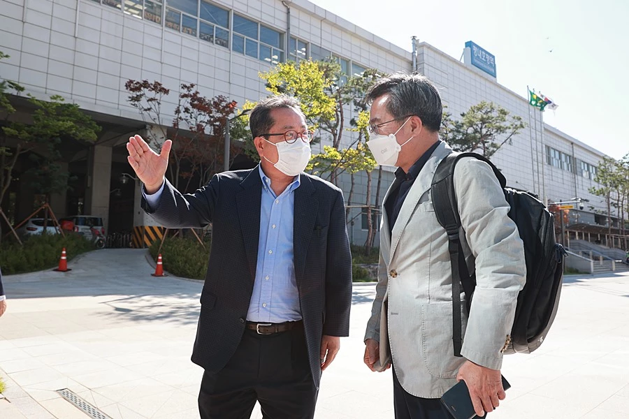 조광한 남양주시장(왼쪽)과 김동연 전 경제부총리 / 이하 남양주시청