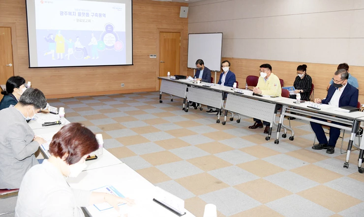 김종효 광주광역시 행정부시장이 16일 오전 시청 세미나실에서 복지 현장 활동가, 전문가 등이 참석한 가운데 열린 '광주 복지플랫폼 구축 용역 완료보고회'에 참석해 인사말을 하고 있다./광주광역시 제공