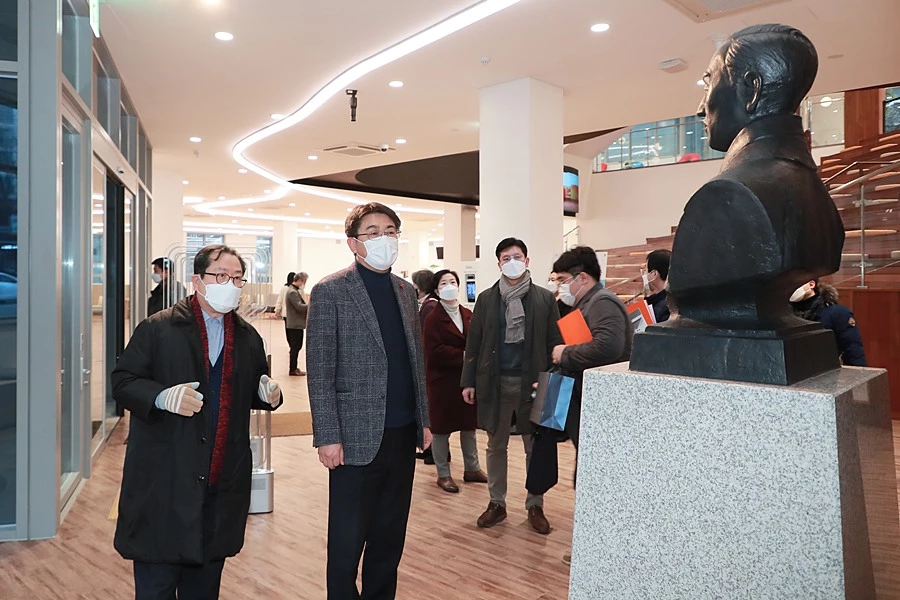 노원구청장 이석영뉴미디어도서관 벤치마킹(오승록 노원구청장과 이석영 선생 흉상 앞에서 대화를 나누는 조광한 남양주시장 왼쪽) / 이하 남양주시청