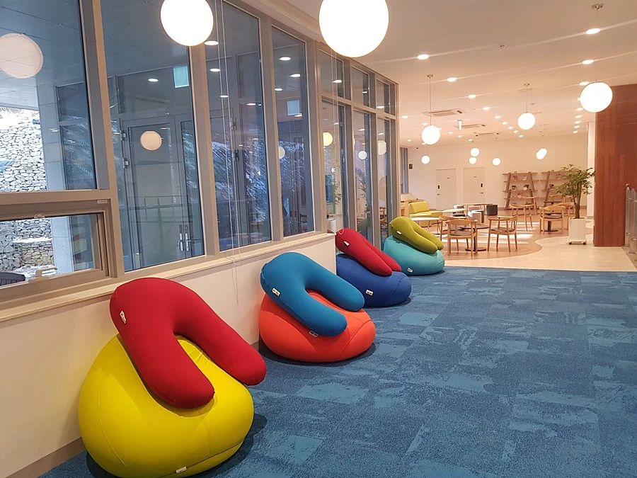 이석영뉴미디어도서관의 분위기를 느낄 수 있는 인테리어