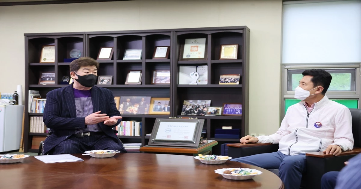 사진 왼쪽부터 (주)장우 장재권 대표와 이강덕 시장이 이야기를 나누고 있다. / 포항시 제공