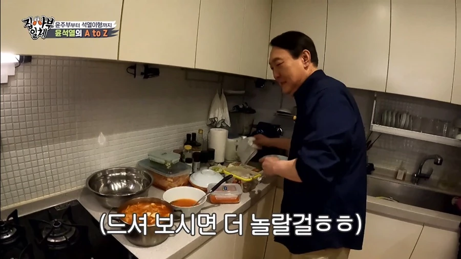 요리를 하고 있는 윤 전 총장 / 이하 SBS '집사부일체'