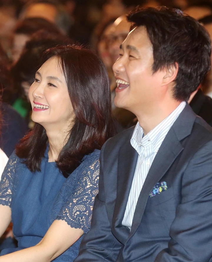 환하게 웃고 있는 채시라(좌)·김태욱 부부. /뉴스1