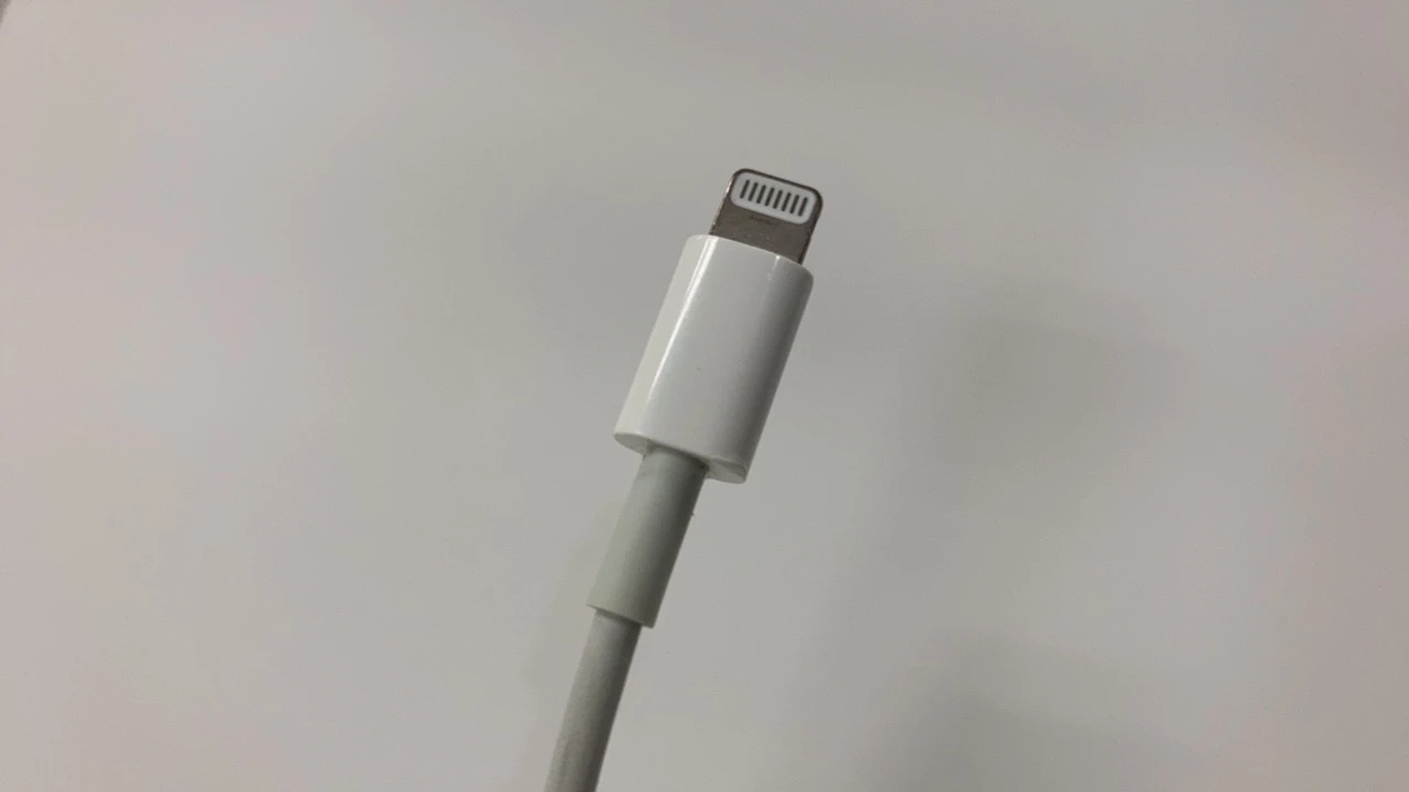 애플 독자 규격인 라이트닝 커넥터 / 위키트리