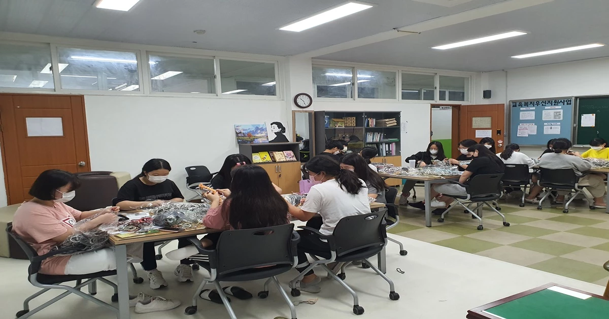 동지여자중학교 해피투게더 봉사동아리 양말목방석 만들기 /포항교육지원청