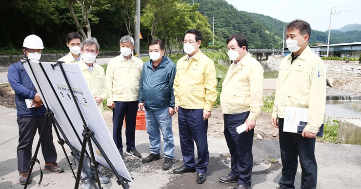 백아면 재해복구사업 현장 브리핑을 듣고 있는 장면  (왼쪽에서 4번째부터 문행주 전남도의회 의원, 구충곤 화순군수, 김영록 전남도지사, 최기천 화순군의회 의장, 김종갑 화순부군수)