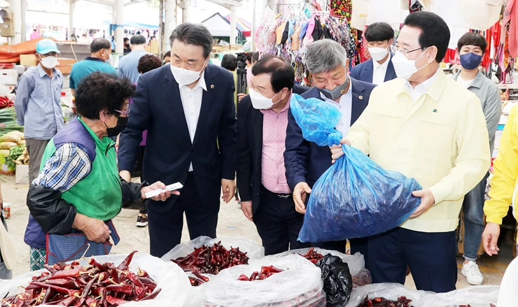 추석맞이 화순군 전통시장을 들러 장보기를 하고 있는 장면  (왼쪽에서 2번째부터 구복규 전남도의회 부의장, 최기천 화순군의회 의장, 문행주 전남도의회 의원, 김영록 전남도지사)