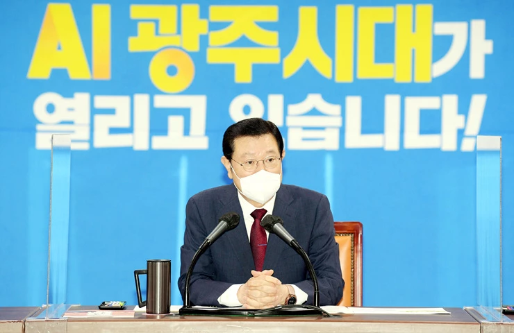 이용섭 광주광역시장이 28일 오전 시청 중회의실에서 열린 확대간부회의를 주재하고 있다./광주광역시 제공