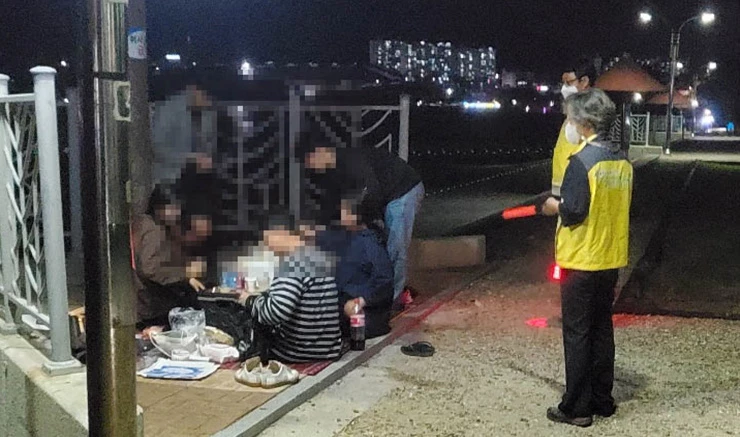 여수시(시장 권오봉)가 지난 27일부터 쾌적한 도시공원 환경 조성과 코로나19 확산 방지를 위해 도시공원 내 음주행위 등에 대한 중점단속에 나섰다. (웅천친수공원)