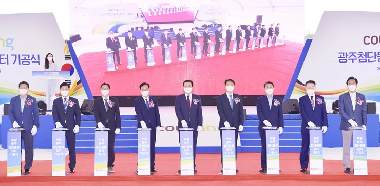 이용섭 광주광역시장이 28일 오전 광산구 평동3차산업단지에서 열린 '쿠팡(주) 광주첨단물류센터' 기공식에 참석해 박대준 쿠팡 신사업부문 대표이사, 김삼호 광산구청장, 조석호 광주시의회 부의장 등 내빈들과 공사 시작을 알리는 터치버튼을 누르고 있다./광주광역시 제공