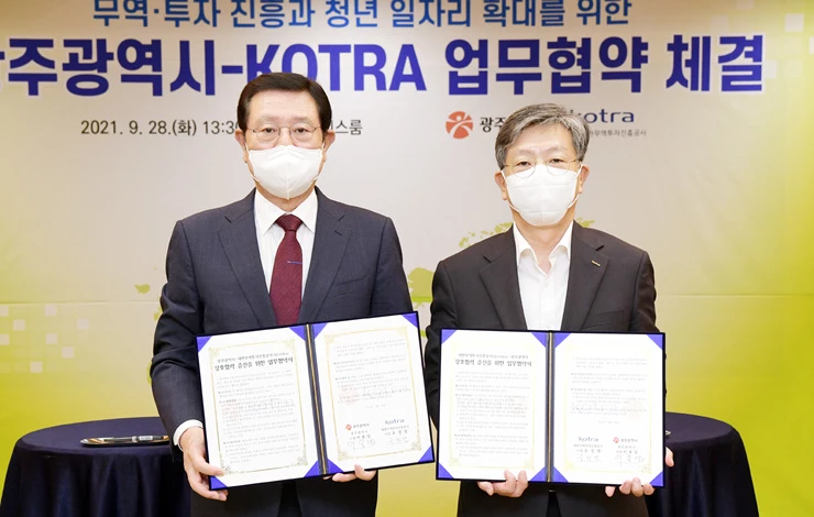 이용섭 광주광역시장이 28일 오후 시청 비즈니스룸에서 유정열 KOTRA 사장과 무역·투자 진흥과 청년 일자리 상호협력 증진 업무협약을 체결한 후 기념촬영을 하고 있다./광주광역시 제공