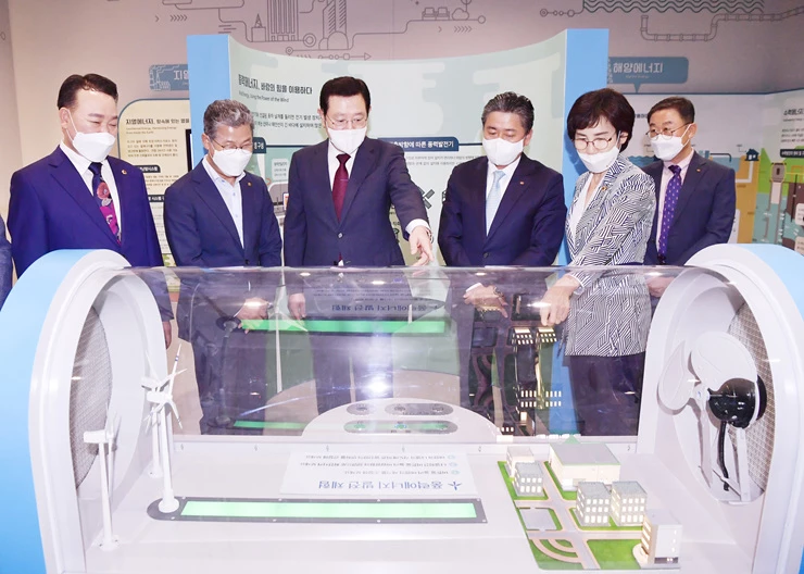 이용섭 광주광역시장이 28일 오후 서구 상무시민공원 에너지파크 전시관 개관식에 참석해 정승일한국전력공사 사장 등 내빈들과 전시관을 둘러보고 있다./광주광역시 제공