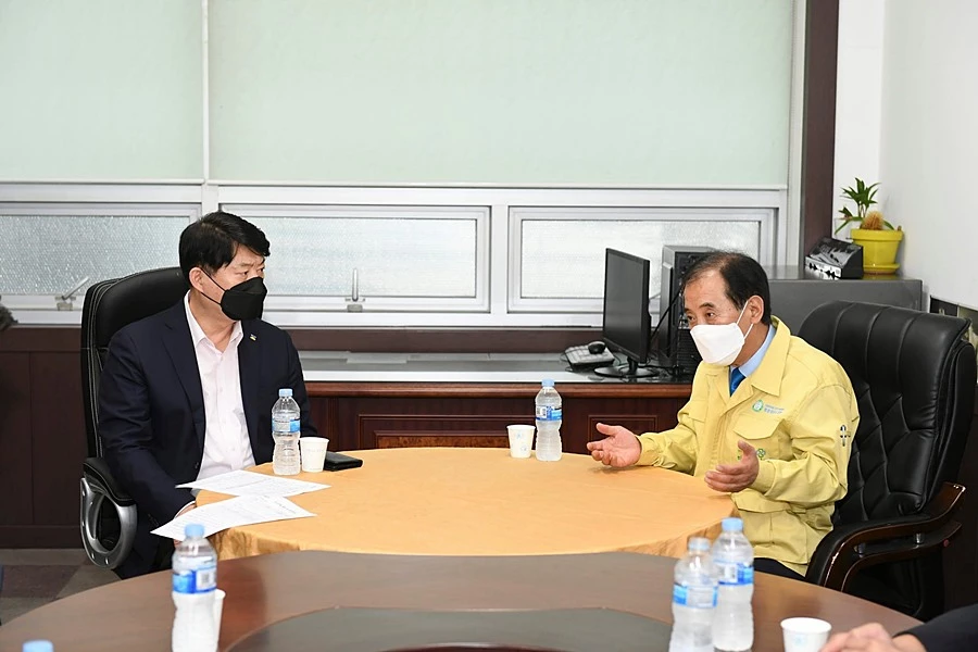 박윤국 포천시장(오른쪽)과 이한규 행정2부지사