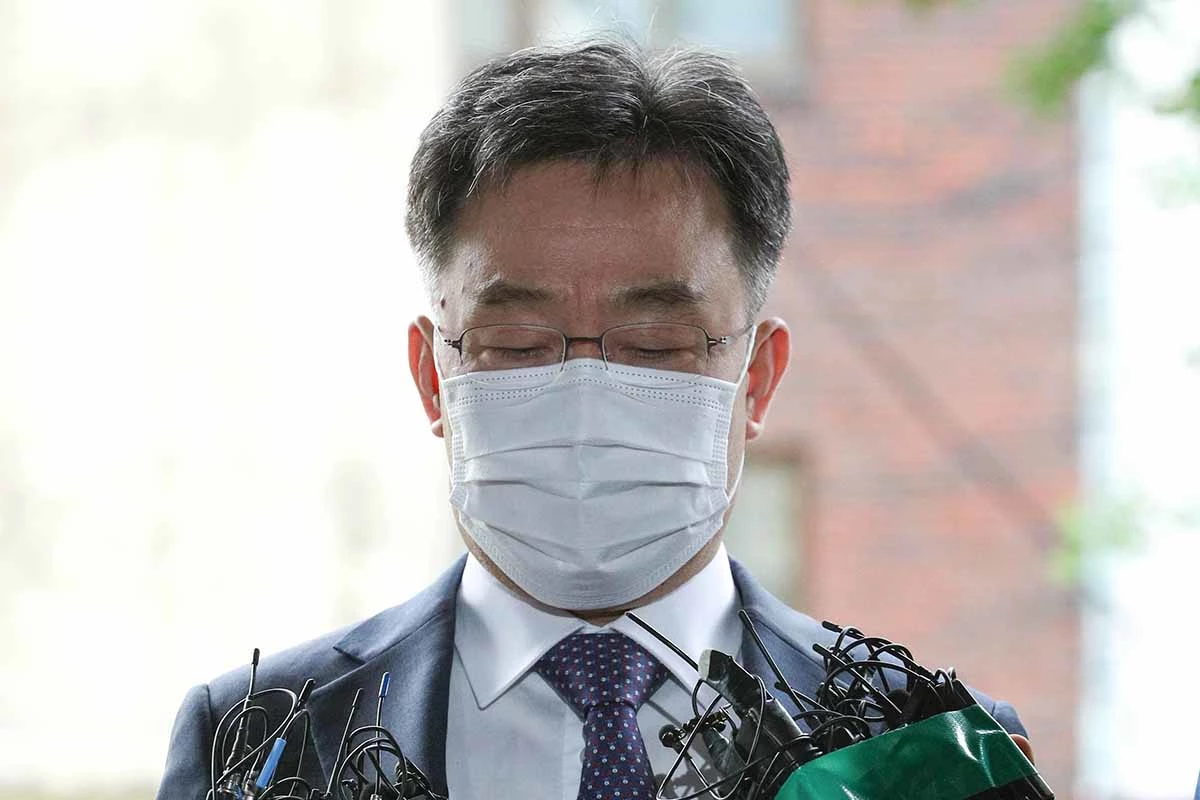 경기 성남시 대장동 개발 사업 특혜 논란을 빚은 자산관리회사 화천대유의 대주주 김만배 씨가 참고인 조사를 받기 위해 27일 서울 용산경찰서에 출석하고 있다. 화천대유는 유력 대권주자인 이재명 경기지사가 성남시장 때 추진한 대장동 공영개발사업에서 출자금 대비 1,154배에 이르는 배당금을 받아 특혜 논란을 받고 있다. / 뉴스1