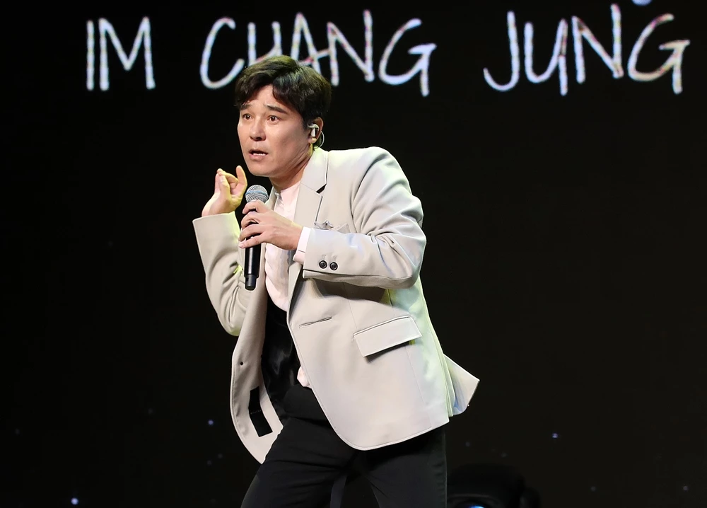 임창정이 정규 16집 발매 기념 쇼케이스에서 무대를 펼치고 있다,