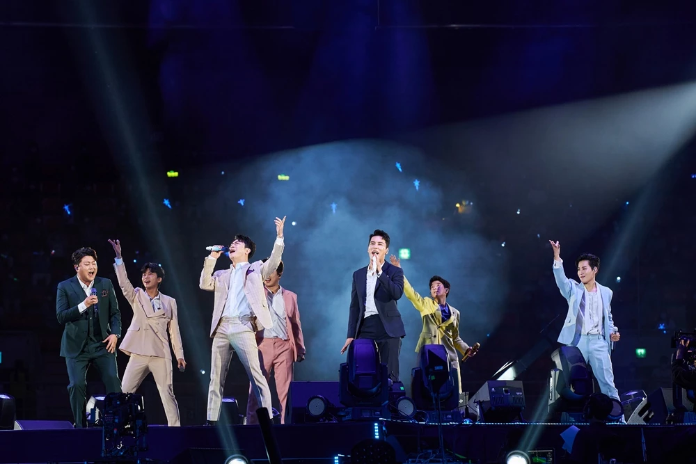 '내일은 미스터트롯' TOP7이 '미스터트롯 콘서트'에서 화려한 무대를 펼치고 있다. / 이하 뉴스1