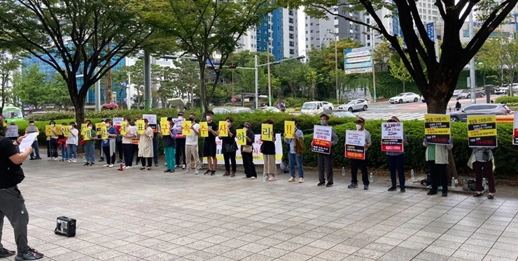 110억원 대 피해자 270명 가운데 SNS(카카오톡)로 결성된 '범일동 스마트시티 사기분양 피해자 비대위' (대표 박 00) 피해자 49명이 부산경찰청 정문 앞에서 피켓을 들고 수현산업개발 대표 '구속수사' 단체 시위를 벌이고 있다.
