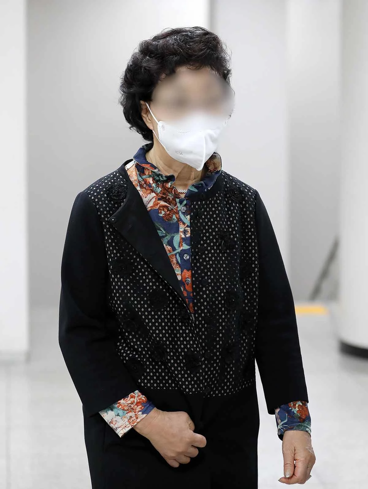 요양급여 부정수급 혐의로 1심에서 법정 구속된 후 보석으로 풀려났던 윤석열 전 검찰총장의 장모 최모 씨가 28일 오후 서울 서초구 서초동 서울고등법원에서 열린 2심 공판을 마친 후 법정을 빠져나가고 있다. / 뉴스1