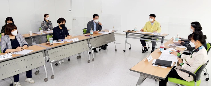 김종효 광주광역시 행정부시장이 29일 오전 시청 세미나실에서 열린 AI기반 어린이 상상놀이터 건립 기본계획 용역 착수보고회에 참석해 회의를 주재하고 있다./광주광역시 제공