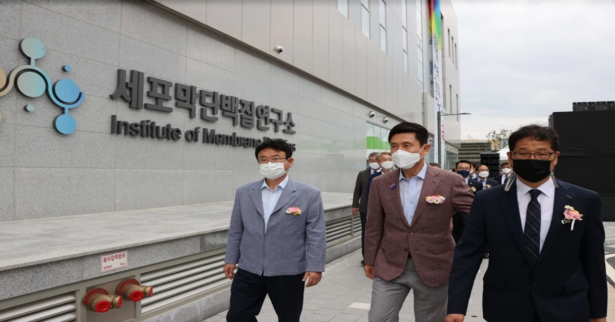 사진왼쪽부터 이철우 경북도지사, 이강덕 포항시장이 세포막단백질연구소 현장을 둘러보고 있다. / 포항시 제공